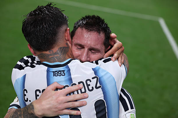 Cái ôm đầy cảm xúc của Enzo và Messi (Ảnh: Getty)