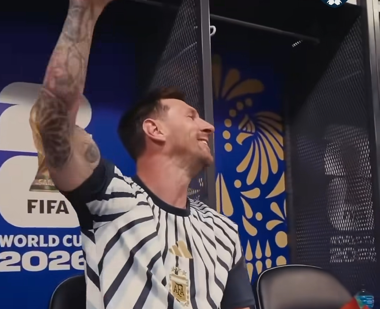 Messi không nhảy mà chỉ ngồi một chỗ hát theo các đồng đội