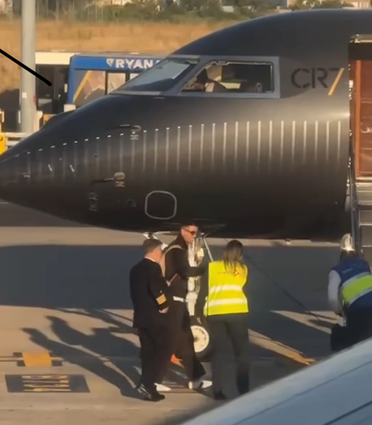 Ronaldo xách vali về nước bằng chuyên cơ 81 triệu USD