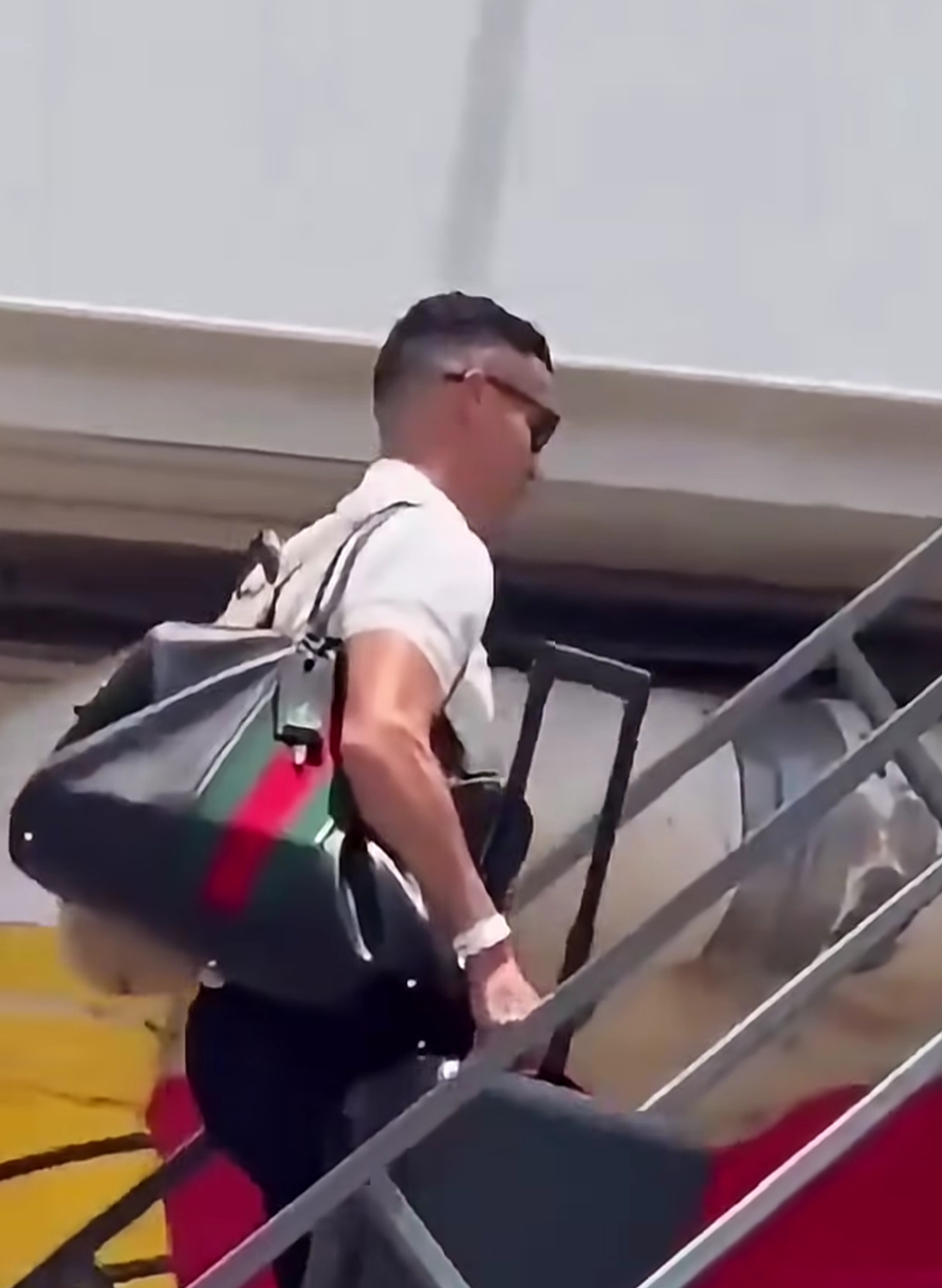 Ronaldo xách vali về nước bằng chuyên cơ 81 triệu USD
