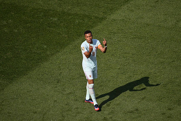 Mbappe phải chờ hơn 3 phút mới được đá penalty (Ảnh: Getty)
