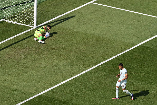 Thực tế Mbappe đã sút hỏng penalty (Ảnh: Getty)