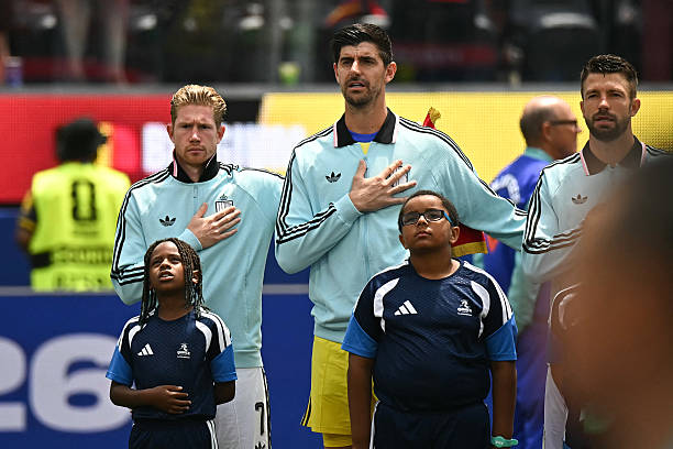 De Bruyne và Courtois khoác vai nhau 