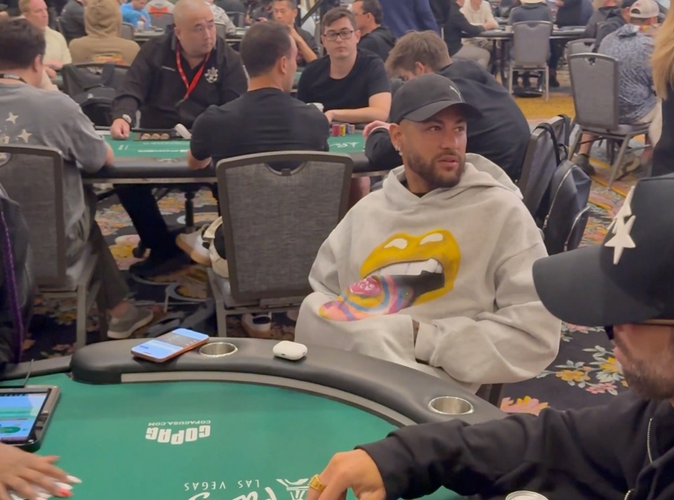 Neymar bị bắt gặp đi chơi poker