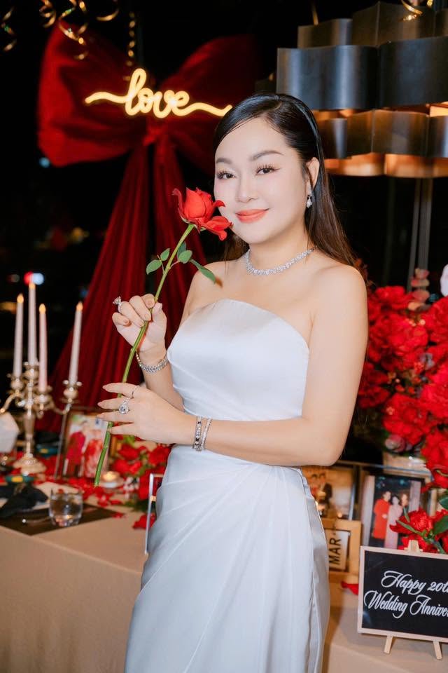 Bà Hoàng Thanh Nga có mối quan hệ thân thiết với nhiều Hoa hậu, Á hậu Vbiz