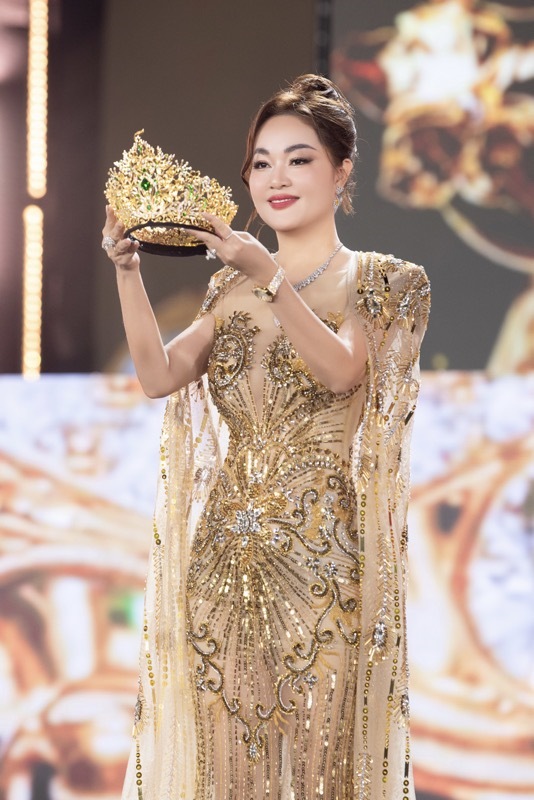 Bà Hoàng Thanh Nga tiếp tục đồng hành chế tác vương miện cho Miss Grand Vietnam 2024
