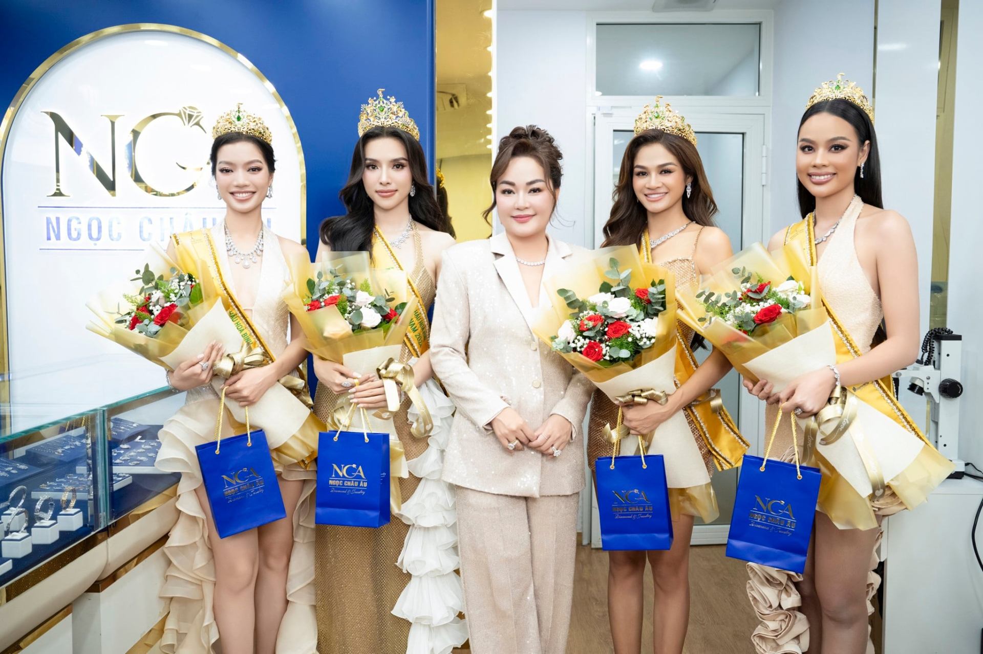 Trong chuyến thăm công ty trả tài trợ sau đăng quang chỉ có các Á hậu tham dự, Quế Anh vắng mặt