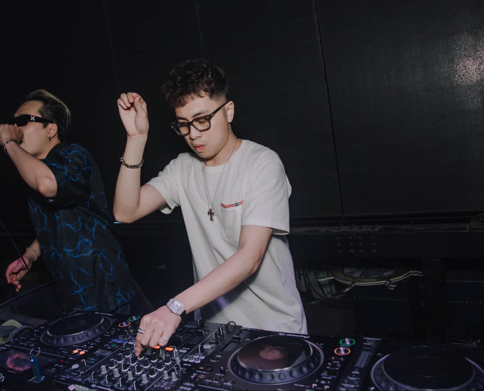 Thái Hoàng là DJ nổi tiếng Hải Phòng, có nhiều người theo dõi trên mạng xã hội.