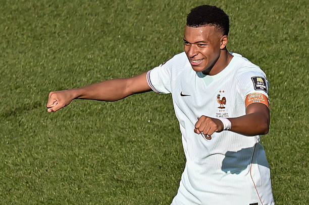Mbappe đã là một thủ lĩnh của tuyển Pháo (Ảnh: Getty)