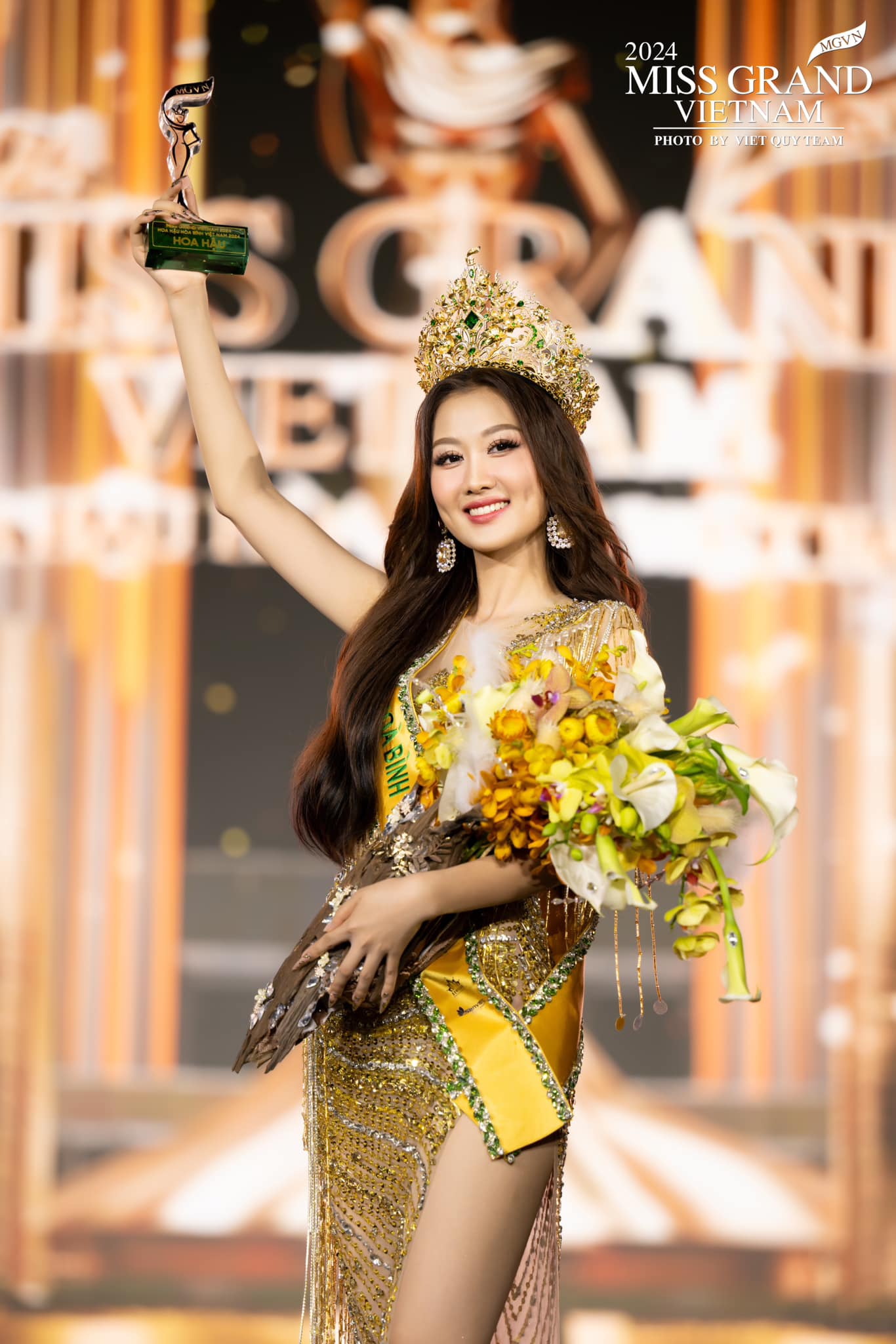 Năm đó, Hoa hậu Quế Anh là chủ nhân vương miện Spring Spirits, thế nhưng bà Hoàng Thanh Nga công khai không hài lòng về kết quả này