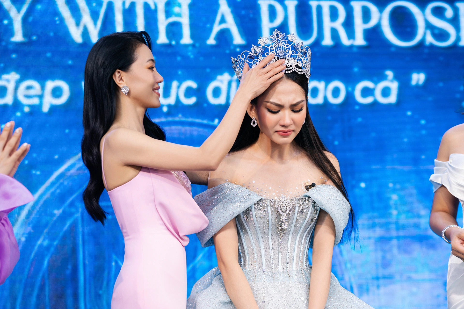 Chiếc vương miện Ngọc Châu Âu tài trợ cho Miss World Vietnam 2022 từng được đấu giá 3 tỷ đồng