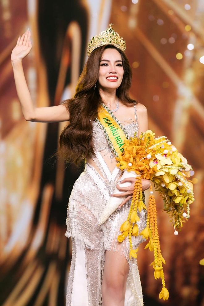 Vương miện của Lê Hoàng Phương cũng từng khiến netizen choáng ngộp vì đắt đỏ, từ đá quý, vàng...