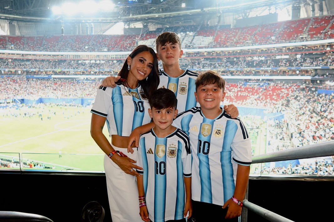 Vợ và các con đến sân tiếp lửa cho Messi (Ảnh: IG)