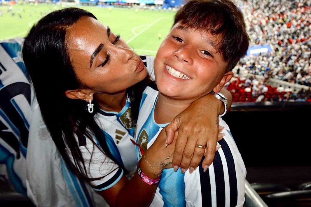 Vợ Messi vỡ òa ôm người thân khóc nức nở trong khoảnh khắc Argentina giật vé chung kết từ tay tuyển Anh