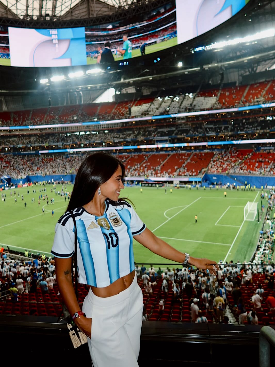 Vợ Messi vỡ òa ôm người thân khóc nức nở trong khoảnh khắc Argentina giật vé chung kết từ tay tuyển Anh