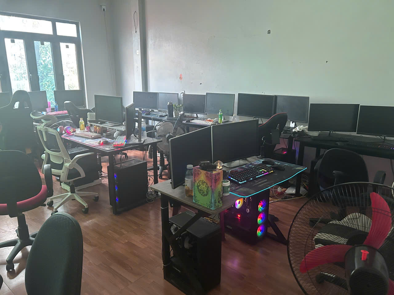 Hệ thống máy tính được các đối tượng lắp đặt để thực hiện hành vi chiếm đoạt tài khoản Facebook.