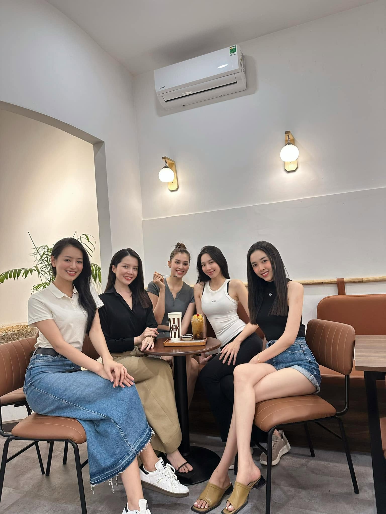 Hoa hậu Thuỳ Tiên, hội bạn thân từng đến ủng hộ quán của Thuý An