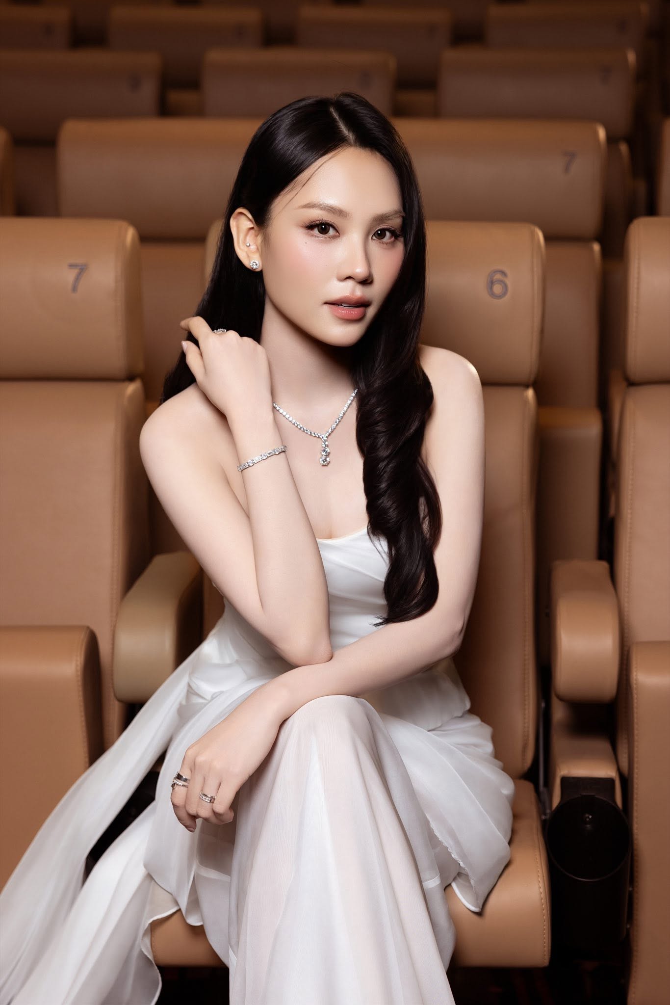 Drama giữa Mai Phương và công ty đang gây xôn xao dư luận