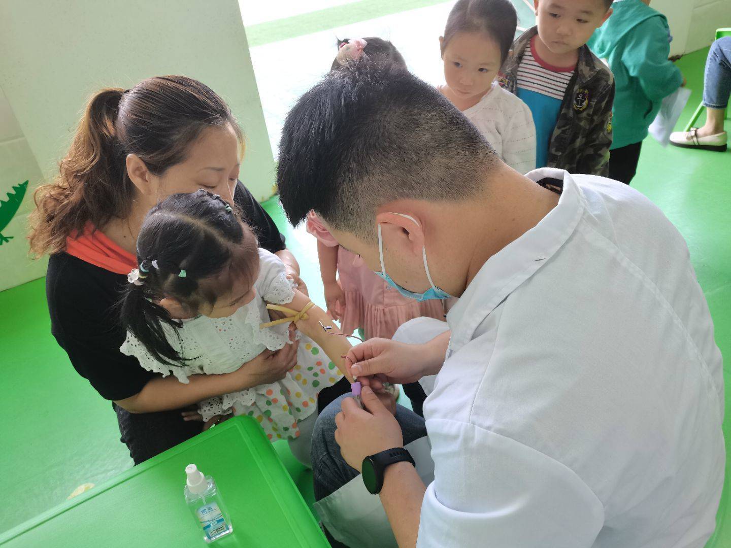 Phụ huynh đừng chủ quan khi trẻ có dấu hiệu bất thường, nên duy trì thói quen khám sức khỏe định kỳ (Ảnh minh họa)