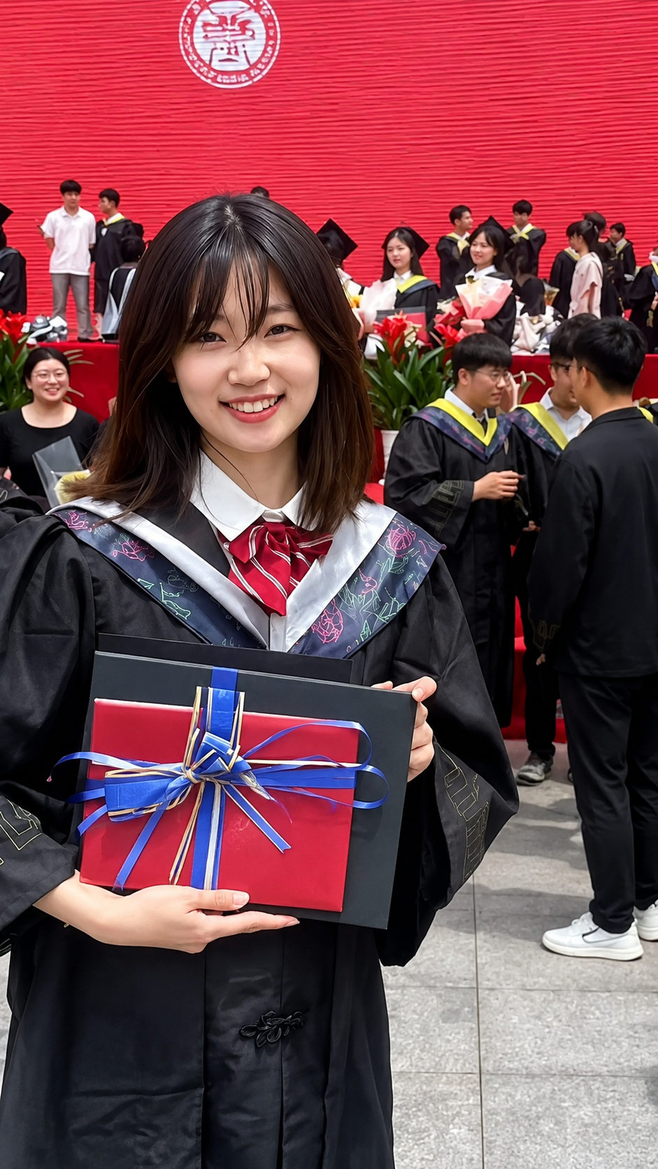 Mặc dù gia đình gặp khó khăn kinh tế lại bị bệnh tật hành hạ, nhưng cô gái trẻ vẫn luôn sống hết mình, theo đuổi đam mê