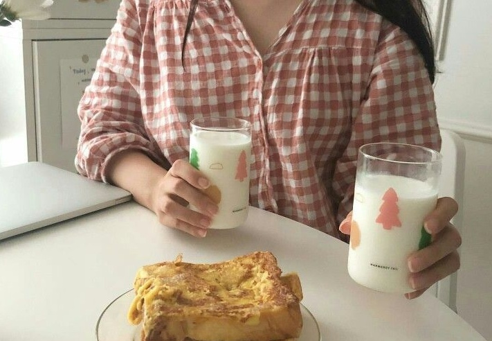 Uống sữa vào buổi sáng là thói quen rất phổ biến (Ảnh minh họa)