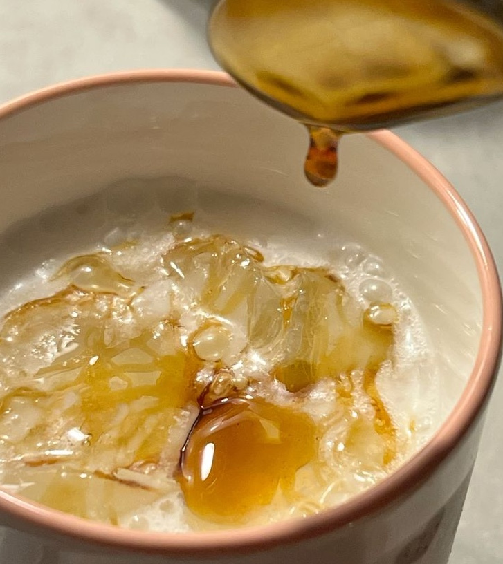 Không nên pha sữa chung với mật ong, đường nâu, nươc ép trái cây (Ảnh minh họa)