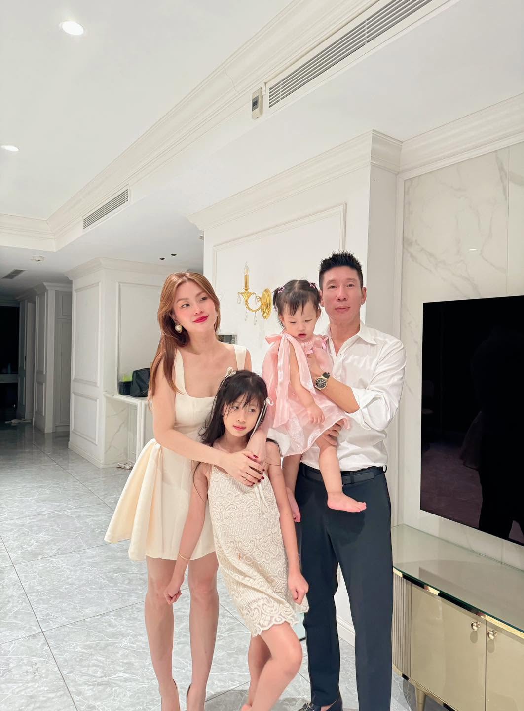 Gia đình đã chào đón 2 cô con gái xinh xắn, đáng yêu