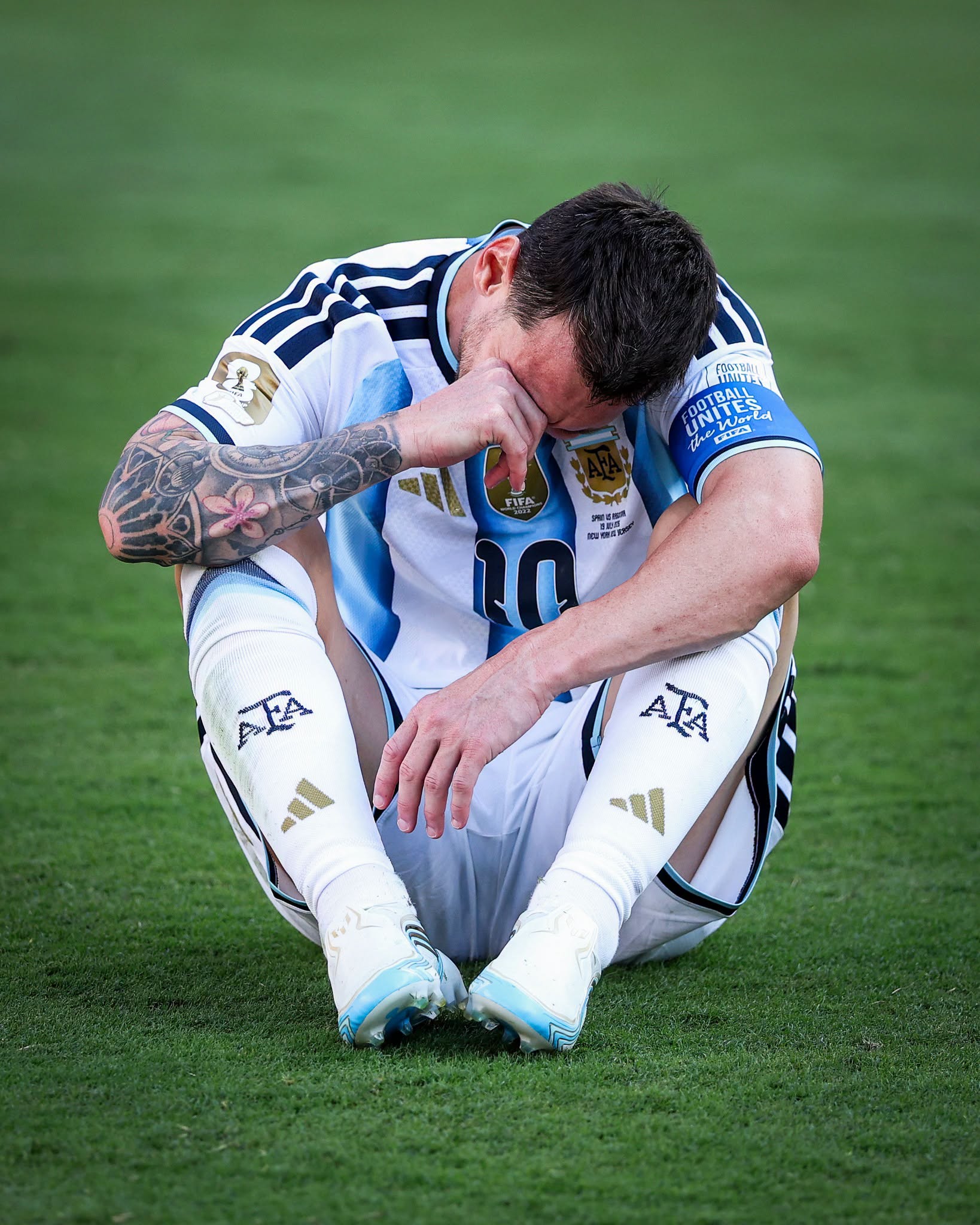 Messi bật khóc (Ảnh: Getty)