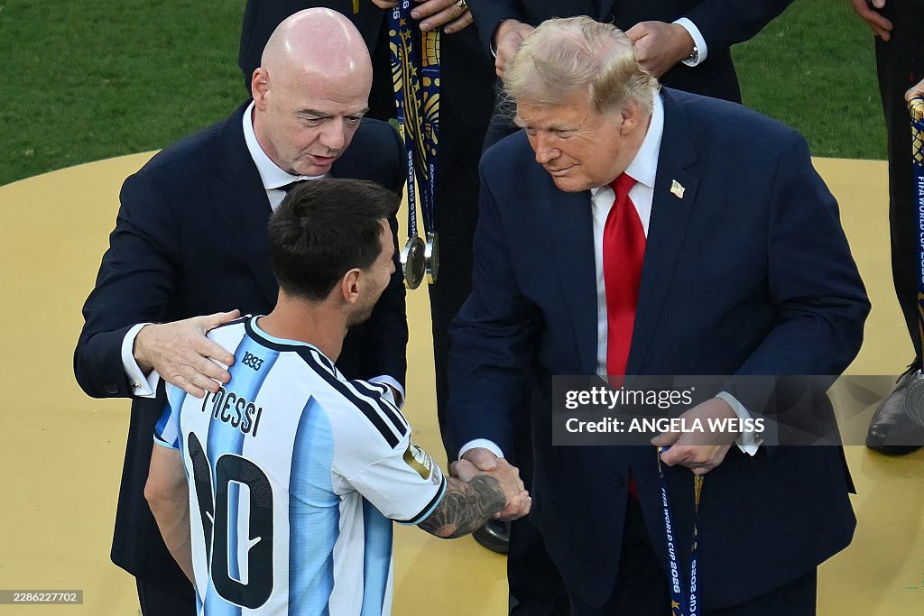 Ông Trump cùng chủ tịch FIFA động viên Messi 