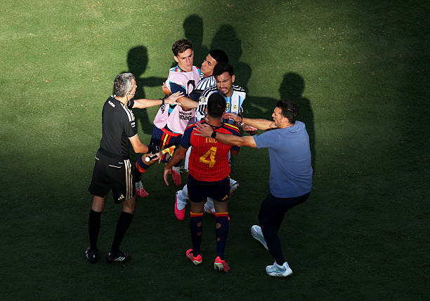 BHL và cầu thủ phải can ngăn (Ảnh: Getty)
