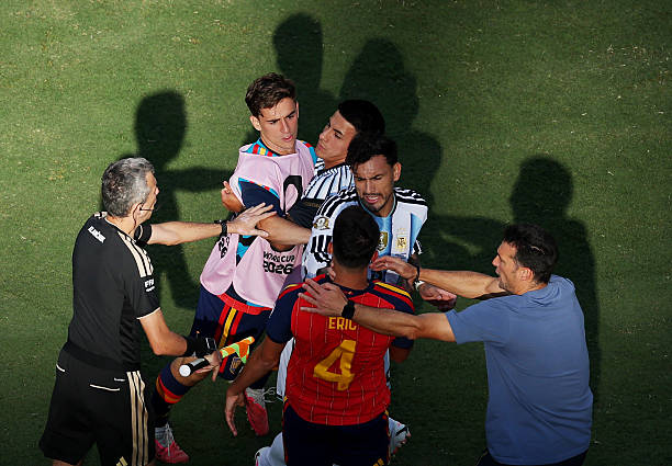 Paredes lao vào hành hung Gavi (Ảnh: Getty)