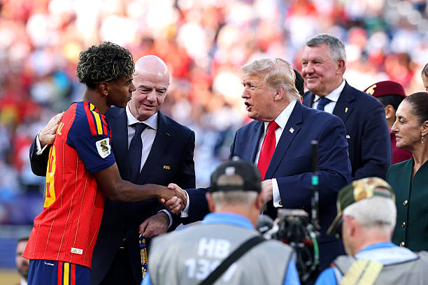 Ông Trump trao huy chương và chúc mừng Lamine Yamal