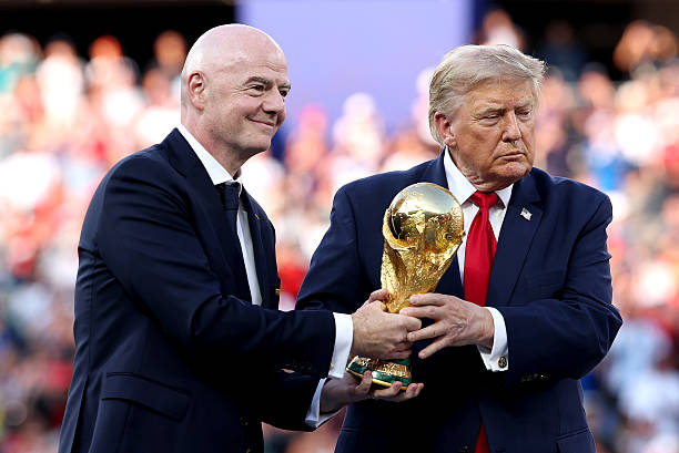 Khoảnh khắc Tổng thống Mỹ Donald Trump cùng Chủ tịch FIFA Gianni Infantino cùng nâng chiếc cúp vàng World Cup lên bục trao huy chương  