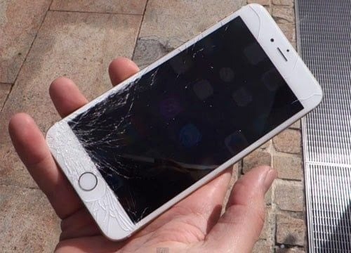 Đừng hỏi vì sao đàn ông không vứt điện thoại cũ: Kho tàng bí mật của những đoạn đời chưa sẵn sàng xóa bỏ
