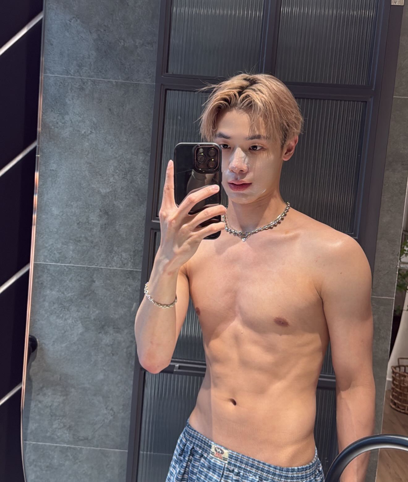 Visual điển trai và body