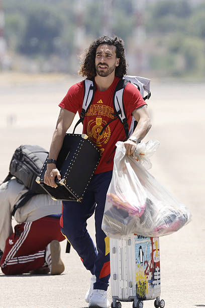 Cucurella xách đồ về nước bằng túi ni lông (Ảnh: Getty)