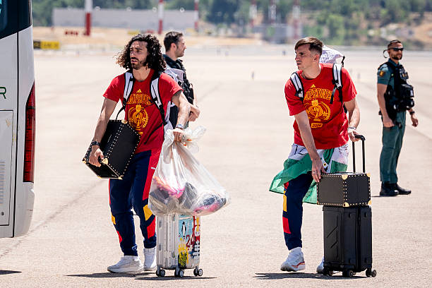 Trông Cucurella tay xách nách mang mà dân mạng thấy thương (Ảnh: Getty)