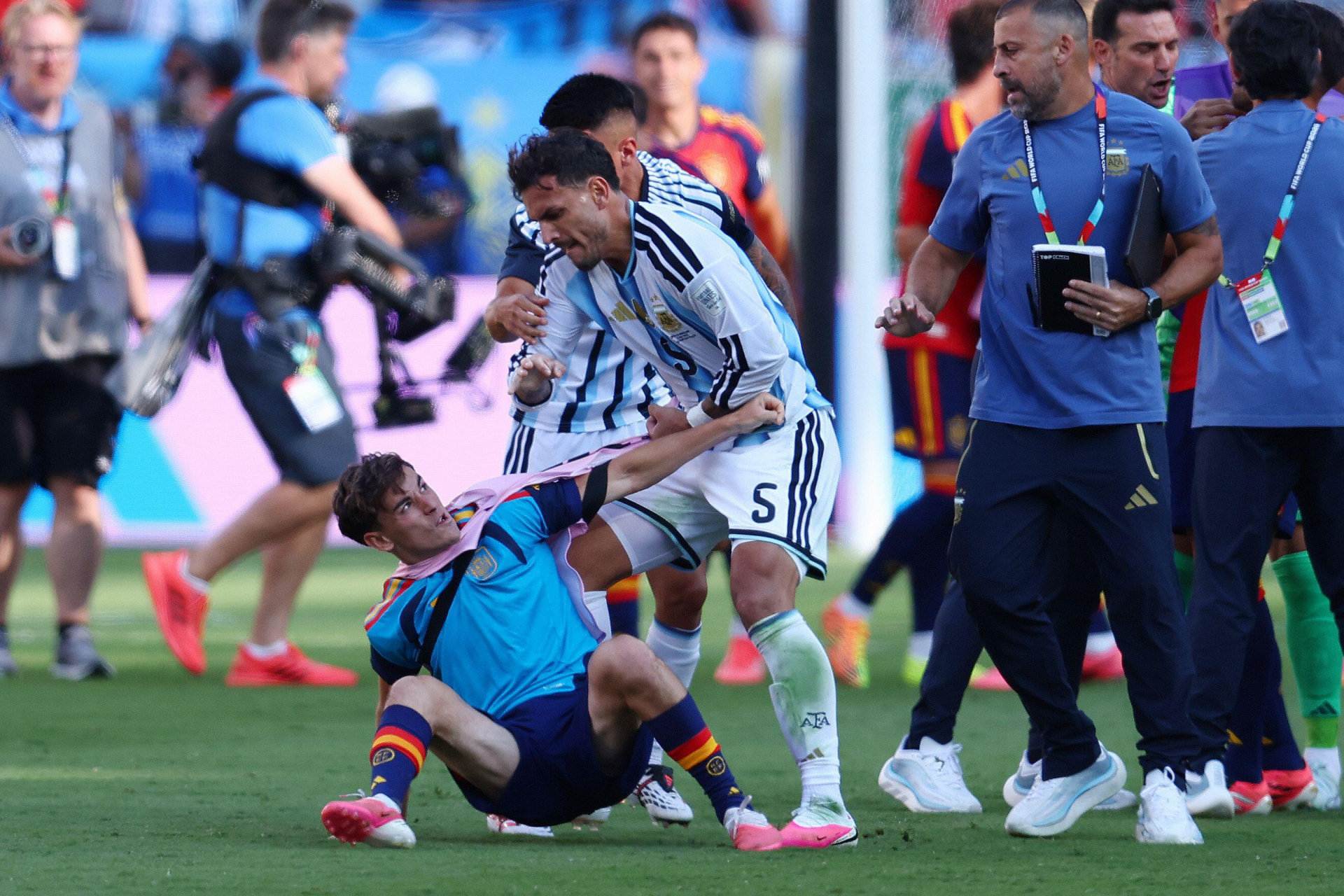 Cảnh Paredes quật ngã Gavi (Ảnh: Getty)
