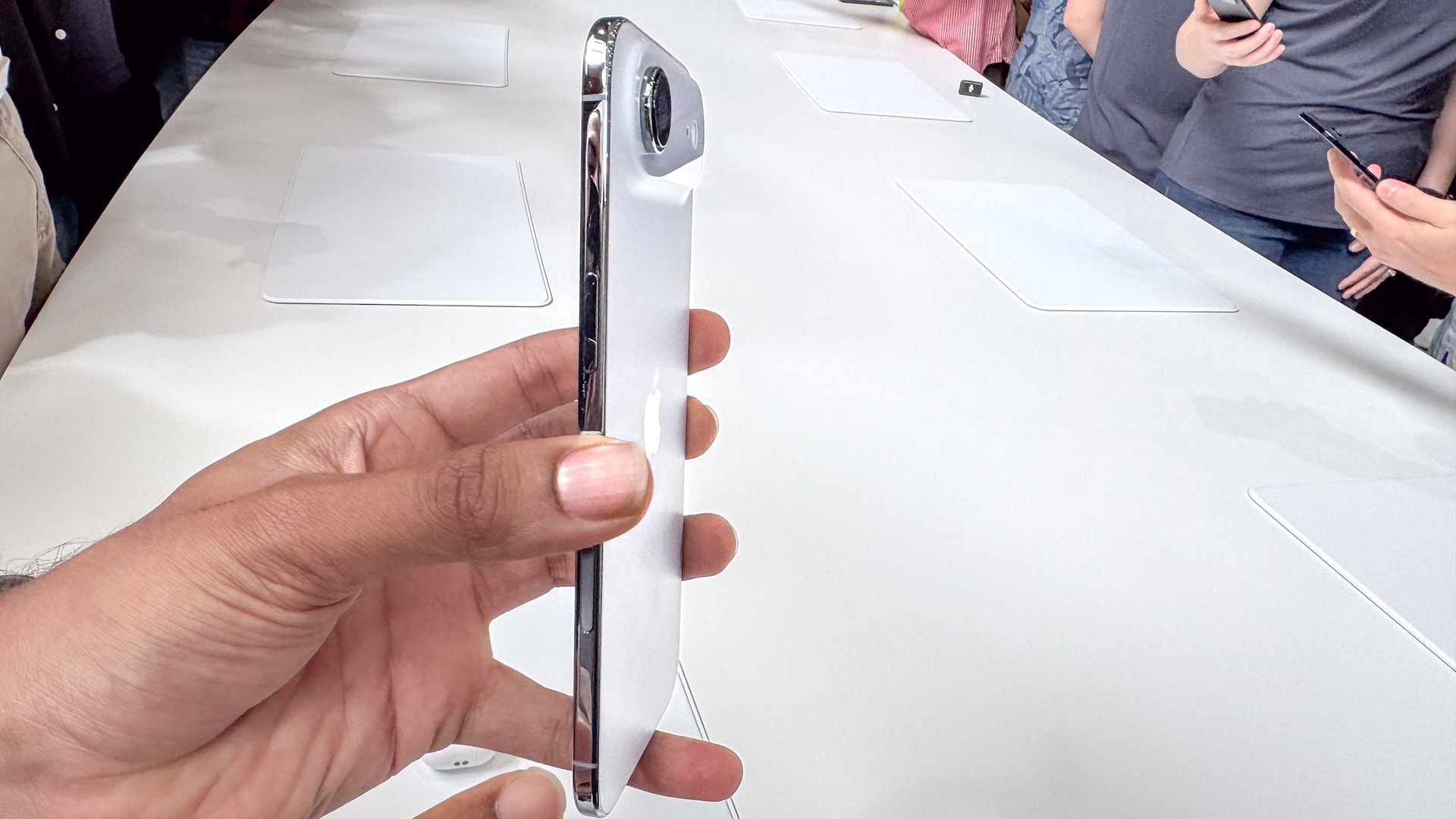 Chiếc iPhone rớt giá chưa từng có trong lịch sử: