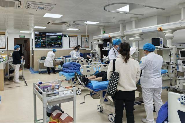 1-nguoi-dan-ong-hon-me-sau-khi-be-doi-vien-thuoc-de-uong-bac-si-noi-con-hon-ngo-doc-anh1