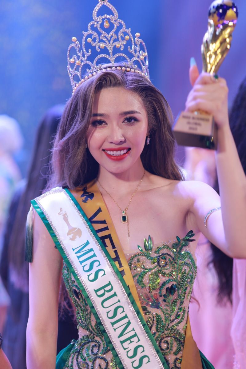 Thời điểm xảy ra ồn ào, Nguyễn Thị Thảo cũng từng lên tiếng tố chiếc vương miện 3 tỷ là hàng giả