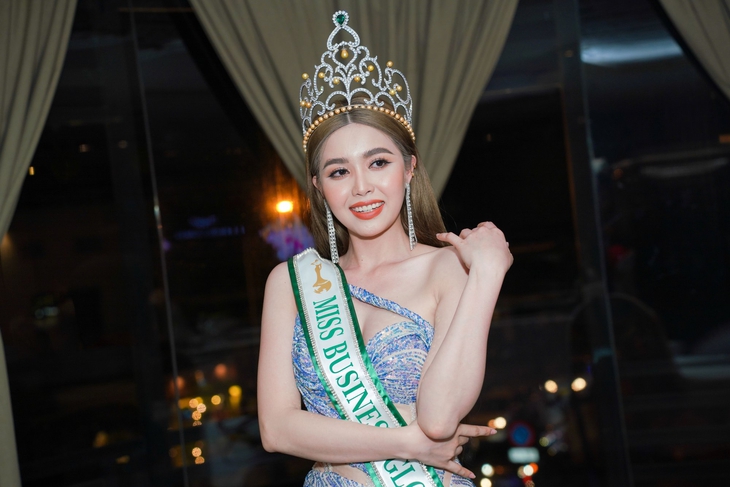 Ồn ào vương miện giả này đang thu hút sự chú ý của công chúng