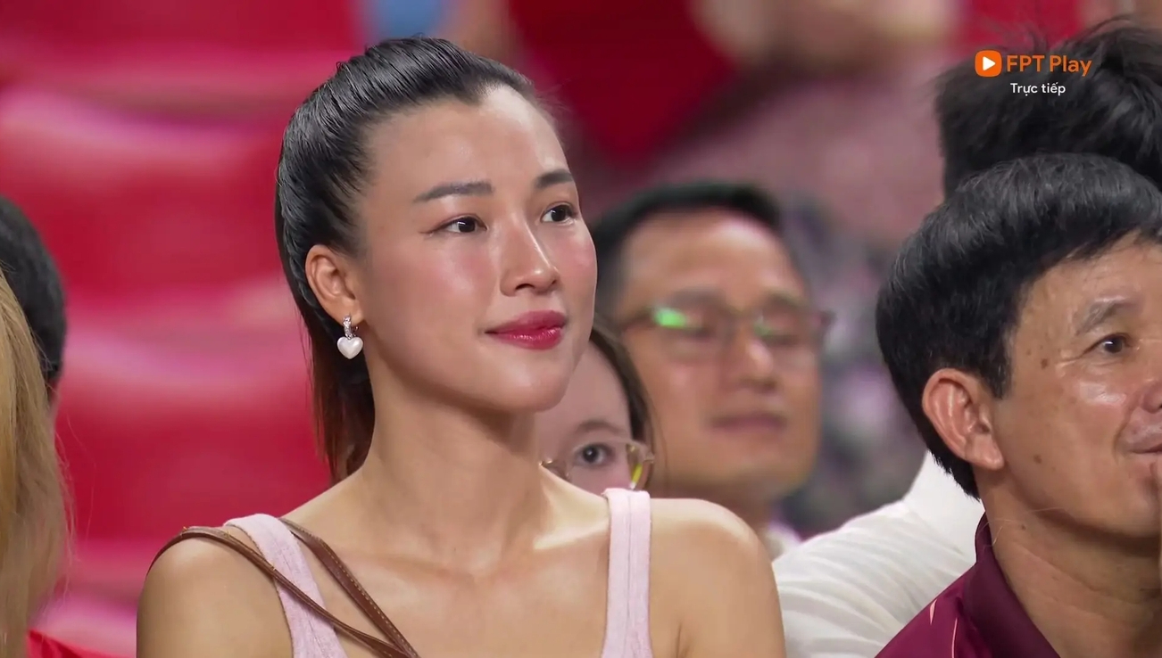 Hoàng Oanh xuất hiện trên khán đài trong trận đấu có Lê Giang Patrik tham gia