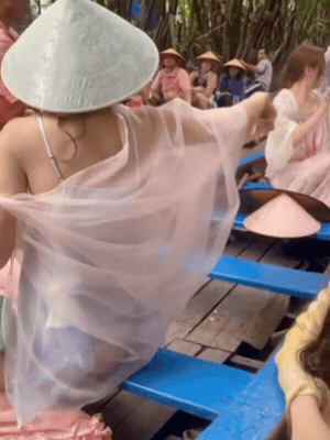 Hari Won vui vẻ giao lưu, cô được người dân chào đón nhiệt tình 