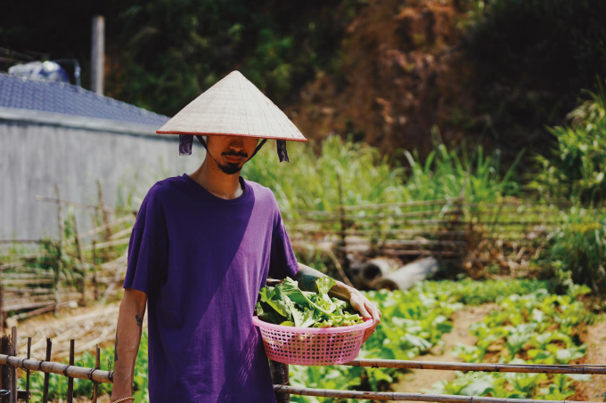 Khu vườn rau rất đỗi dung dị và hình ảnh hé lộ cuộc sống an yên của Đen Vâu khi được về nơi chứng kiến nam rapper trưởng thành