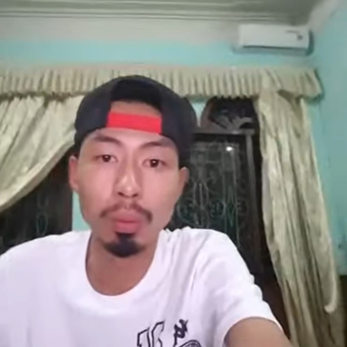 Lần hiếm hoi Đen Vâu livestream để lộ góc nhà ở quê. So sánh với các hình ảnh cũ thì khán giả nhận xét căn nhà không quá thay đổi, dù Đen Vâu lúc này đã là nghệ sĩ nổi tiếng