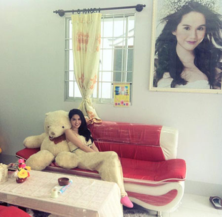 Căn nhà này cũng nhỏ gọn, ấm cúng và được bày trí nhiều hình ảnh Ngọc Trinh ở khắp nơi
