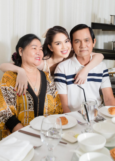 Bố mẹ Ngọc Trinh cũng thường xuyên lên ở tại biệt thự để chăm sóc con gái