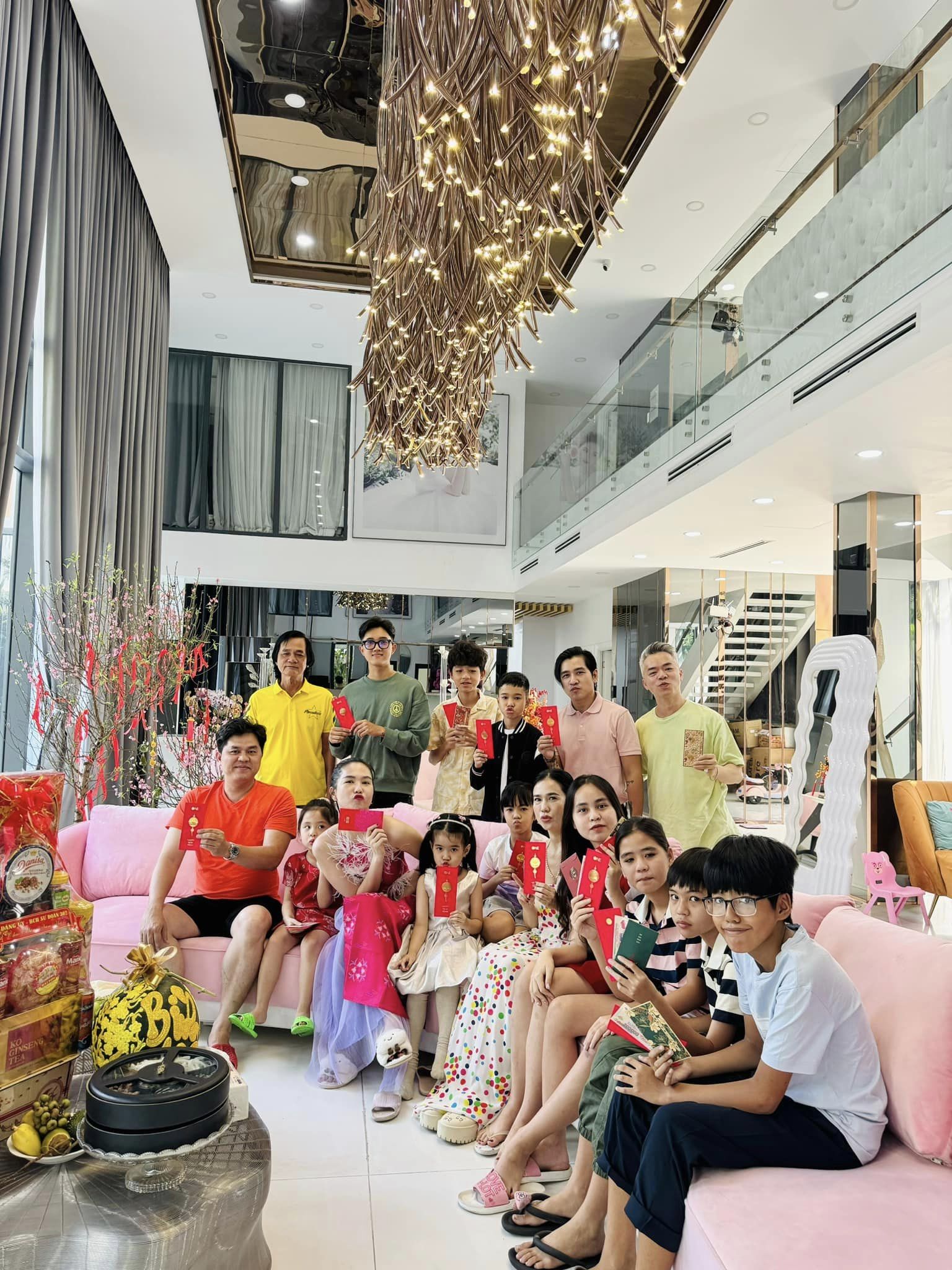 Ngọc Trinh sống trong biệt thự 50 tỷ, cô thường đón cả gia đình cùng lên TP.HCM đón Tết