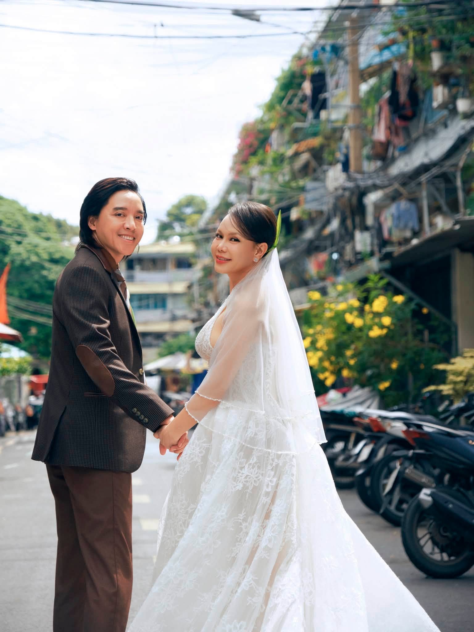 Vợ chồng Việt Hương tận hưởng hôn nhân viên mãn, cuộc sống xa hoa sau nhiều năm gắn bó